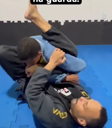 Variação do armlock na guarda fechada.